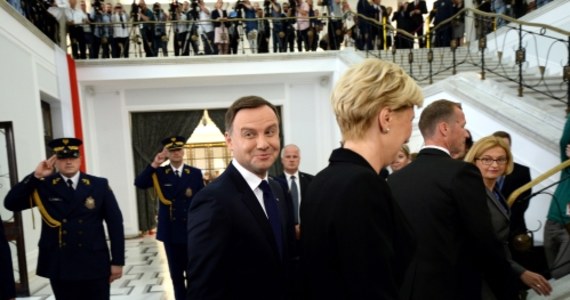 Kilka minut po godz. 10 Andrzej Duda złożył przysięgę przed Zgromadzeniem Narodowym i objął urząd prezydenta. Uroczystości z tym związane od samego początku są gorąco komentowane w sieci. Specjalnie dla Was zebraliśmy najciekawsze opinie polityków, dziennikarzy i komentatorów. 