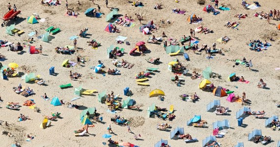 Na lotnisku na Sardynii celnicy rekwirują turystom setki kilogramów piasku z plaż, muszelek i kamieni, które chcą zabrać jako pamiątkę z wakacji. Rekordzista miał 25 kg kamyków. Włoskie media informują o rosnącym zjawisku rozkradania wyspy.
