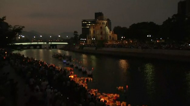 W Hiroszimie uczczono w czwartek rano czasu lokalnego pamięć tysięcy ofiar amerykańskiej bomby atomowej, zrzuconej na to miasto 70 lat temu. Aby upamiętnić ofiary, na rzece Motoyasu przed Hiroshima Peace Memorial wypuszczono tysiące kolorowych lampionów.
