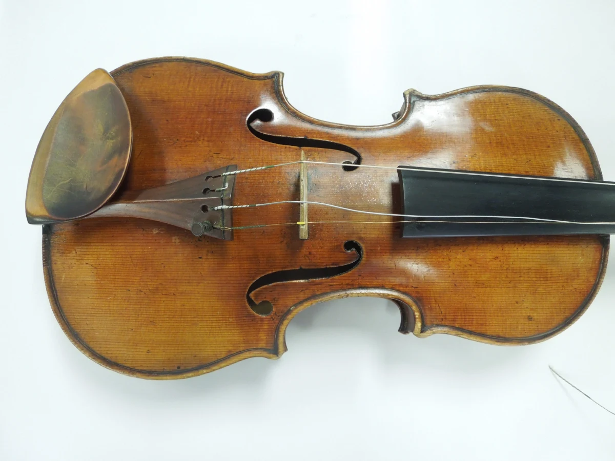 Stradivarius, którego ukradziono polsko-żydowskiemu skrzypkowi Romanowi Totenbergowi po koncercie w roku 1980 pod Bostonem, odnalazł się po 35 latach. Skrzypek jednak nie zobaczył już instrumentu. Zmarł w roku 2012 w wieku 101 lat.