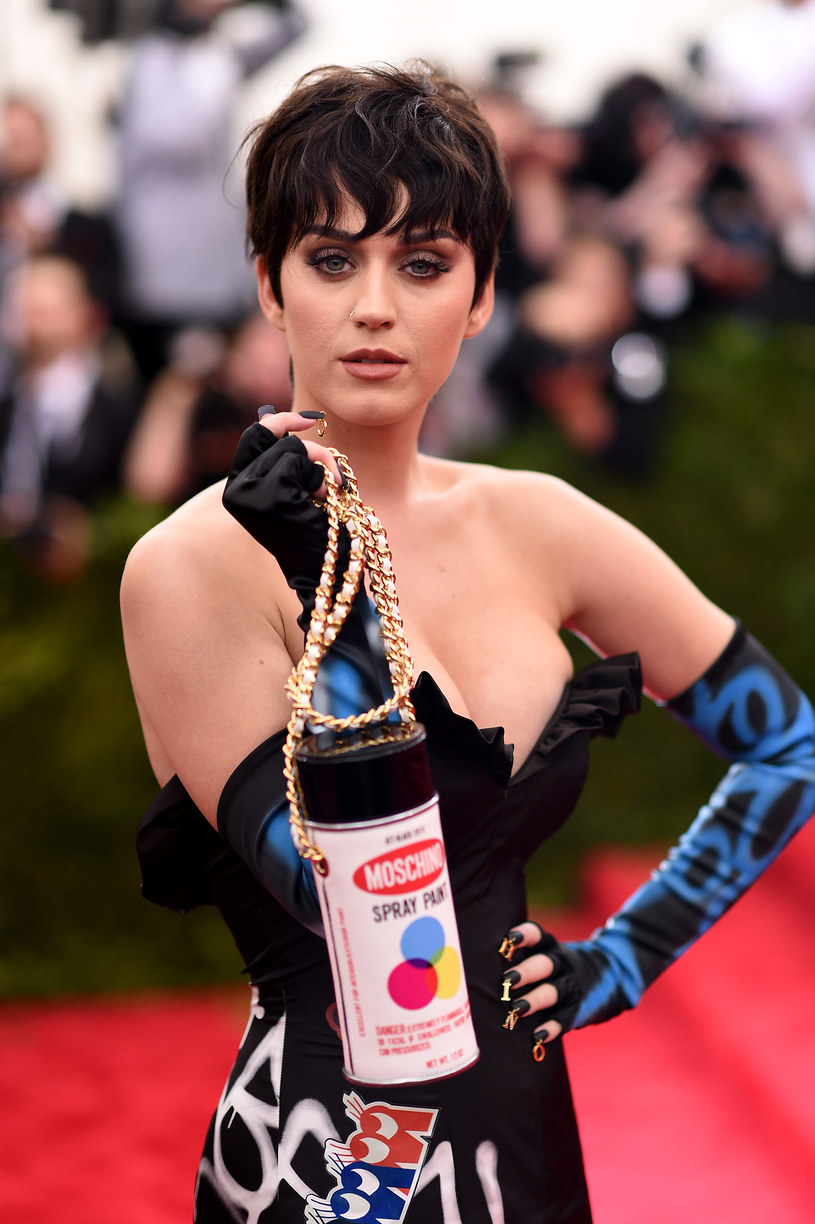Katy Perry może mieć kłopoty przez kreację, którą włożyła na tegoroczną galę MET. Artysta uliczny Rime twierdzi bowiem, że sukienka domu mody Moschino, zaprojektowana przez Jeremiego Scotta, jest oparta na jego projekcie graficznym, który został wykorzystany bez jego zgody. 