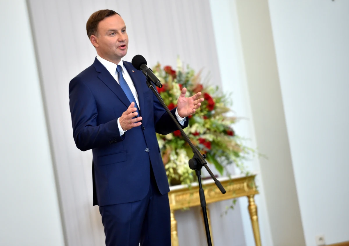 Andrzej Duda podpisał dziś zarządzenie zmieniające statut Kancelarii Prezydenta. Chodzi m.in. o powołanie biura ds. kontaktów z Polakami za granicą. Prezydent powołał też nowe stanowisko dyrektora generalnego, który będzie zajmował się "szeroko pojętymi sprawami administracyjnymi Kancelarii".