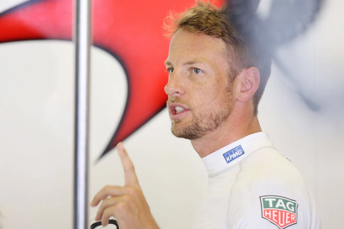 Mistrz świata Formuły 1 Brytyjczyk Jenson Button i jego żona Jessica zostali okradzeni we własnym domu w Saint-Tropez. Jak donosi gazeta "The Sun", zginęły rzeczy warte prawie pół miliona euro, w tym pierścionek zaręczynowy.