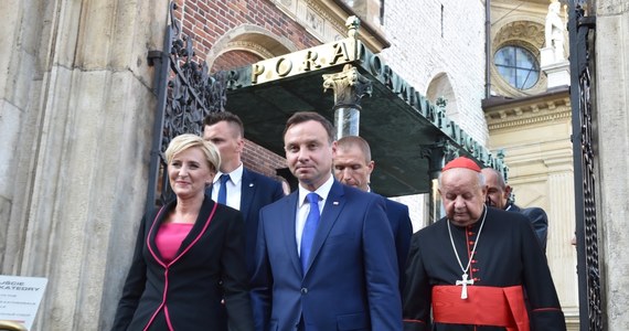 Prezydent Andrzej Duda złożył kwiaty na sarkofagu Lecha i Marii Kaczyńskich oraz Józefa Piłsudskiego w krypcie pod Wieżą Srebrnych Dzwonów w Katedrze na Wawelu.  Modlił się także w katedrze za ojczyznę i swoją prezydenturę. Towarzyszyła mu małżonka Agata Duda. 