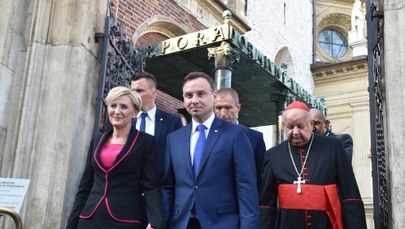 Prezydent Andrzej Duda odwiedził Wawel. Złożył kwiaty na sarkofagu Lecha i Marii Kaczyńskich