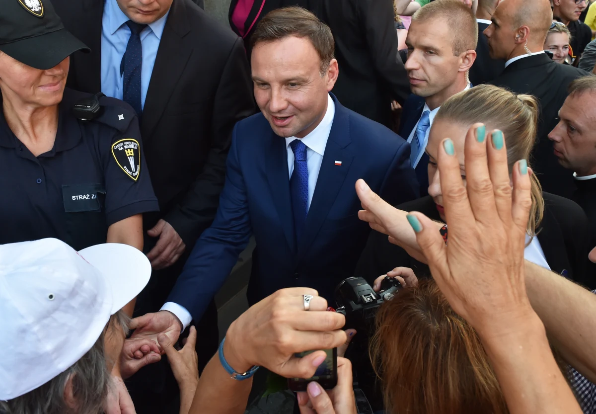 Nie w prezydenckich apartamentach, ale zwykłych pokojach hotelu Belweder mieszka Andrzej Duda z żoną Agatą. Jednak to w Pałacu Prezydenckim zorganizował po zaprzysiężeniu kolacje dla rodziny i najbliższych przyjaciół - donosi "Fakt". 