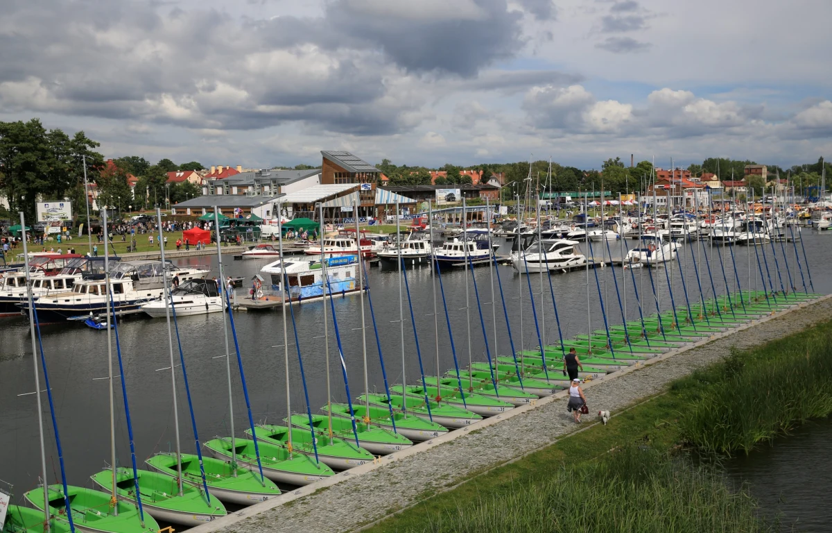 Giżycko w krainie Wielkich Jezior Mazurskich to kolejny punkt na trasie wakacyjnej akcji Twoje Miasto w RMF FM i TVP Info. Stolica polskiego żeglarstwa kusi turystów nie tylko pięknym krajobrazem, lasami, jeziorami, ale też zabytkami i miejscowymi specjałami kuchni. Atrakcje Giżycka odsłaniamy punktualnie od godziny 6. Przygotowaliśmy także wiele niespodzianek. Koniecznie bądźcie z nami!