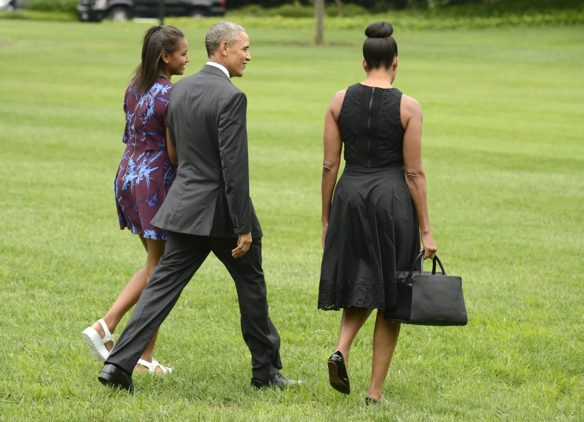 Amerykański prezydent Barack Obama tradycyjnie wybrał się na wyspę Martha`s Vineyard u wybrzeży Massachusetts. Poleciał tam wraz z żoną Michelle i córką Sashą – starsza Malia – odbywa wakacyjny staż na planie jednego z seriali. 