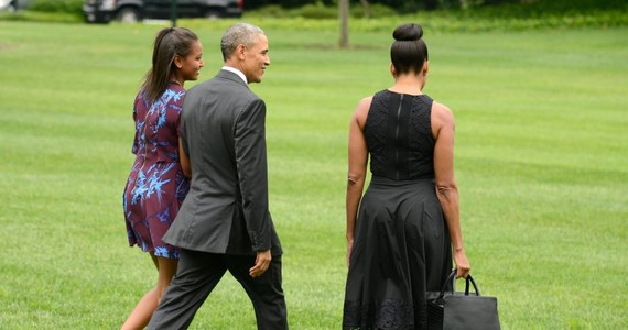 Amerykański prezydent Barack Obama tradycyjnie wybrał się na wyspę Martha`s Vineyard u wybrzeży Massachusetts. Poleciał tam wraz z żoną Michelle i córką Sashą – starsza Malia – odbywa wakacyjny staż na planie jednego z seriali. 