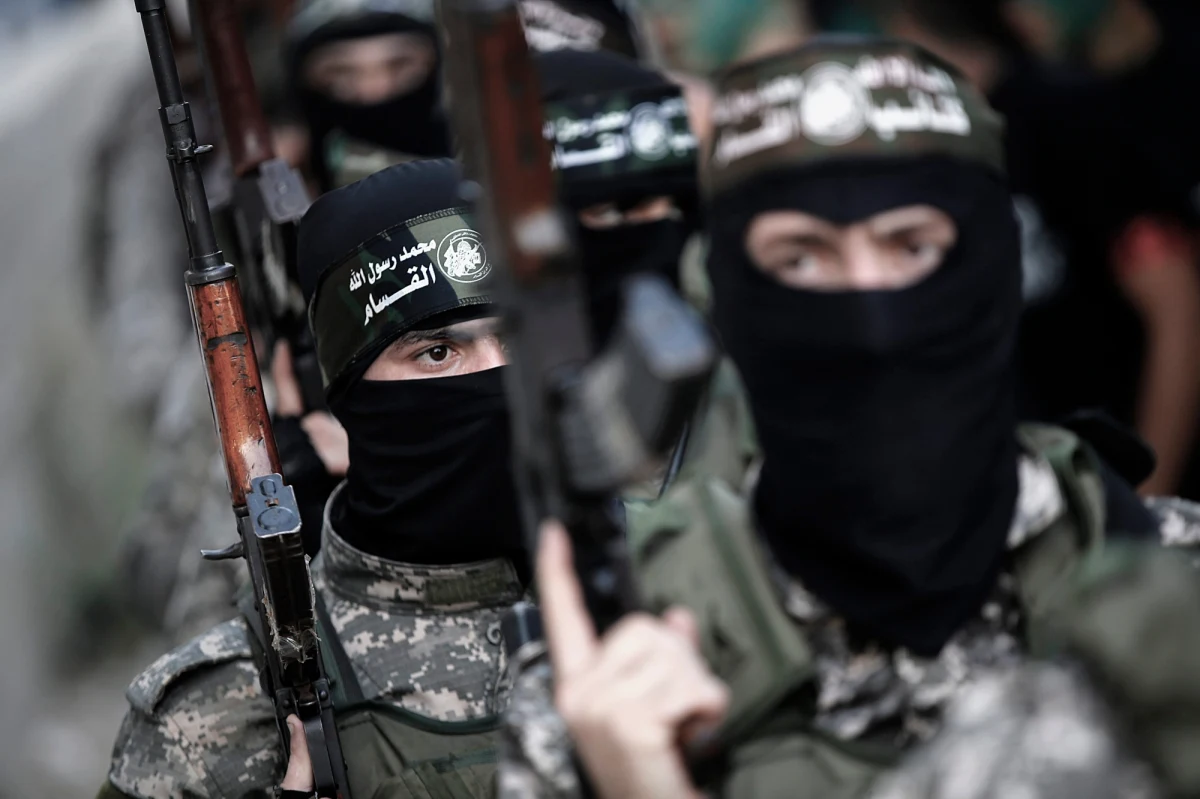 Brytyjscy żołnierze z elitarnej jednostki w ubraniach bojowników Państwa Islamskiego walczą przeciwko terrorystom w głębi kontrolowanego przez IS regionu we wschodniej Syrii. Jak pisze „Sunday Express” powołując się na anonimowe źródła w armii, chodzi o 120 wojskowych z SAS.