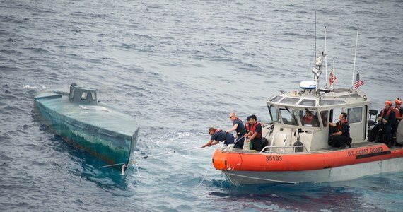 Straż przybrzeżna Stanów Zjednoczonych przechwyciła łódź podwodną domowej roboty. Na jej pokładzie znaleźli czterech przemytników i ponad 7 ton kokainy. 
