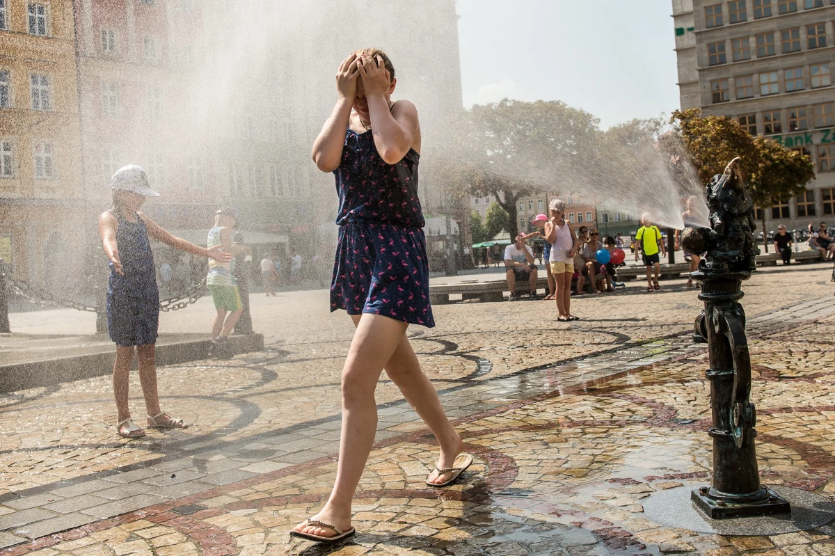 Sobota była dniem ekstremalnych upałów. Najwyższą temperaturę zanotowano o godz. 15 w Legnicy i Wrocławiu. Wyniosła 38 st. Celsjusza - poinformowała synoptyk IMGW Anna Nemec. Nieco ponad dwóch stopni zabrakło do pobicia polskiego rekordu ciepła, który wynosi 40,2 st. C.