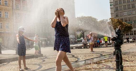 Sobota była dniem ekstremalnych upałów. Najwyższą temperaturę zanotowano o godz. 15 w Legnicy i Wrocławiu. Wyniosła 38 st. Celsjusza - poinformowała synoptyk IMGW Anna Nemec. Nieco ponad dwóch stopni zabrakło do pobicia polskiego rekordu ciepła, który wynosi 40,2 st. C.