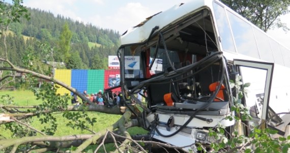 Dziesięć osób - w tym siedmioro dzieci - zostało rannych w zderzeniu wiozącego wycieczkę autokaru z samochodem osobowym na zakopiance - między Poroninem a Zakopanem. Do wypadku doszło na prostym odcinku drogi. Informację w tej sprawie dostaliśmy na Gorącą Linię RMF FM.