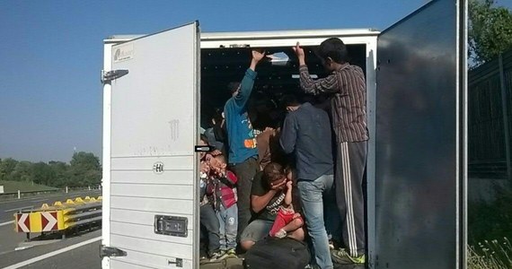 86 nielegalnych imigrantów, głównie Afgańczyków wykryła w ciężarówce na autostradzie austriacka policja. Kobietę w ósmym miesiącu ciąży przewieziono do szpitala.
