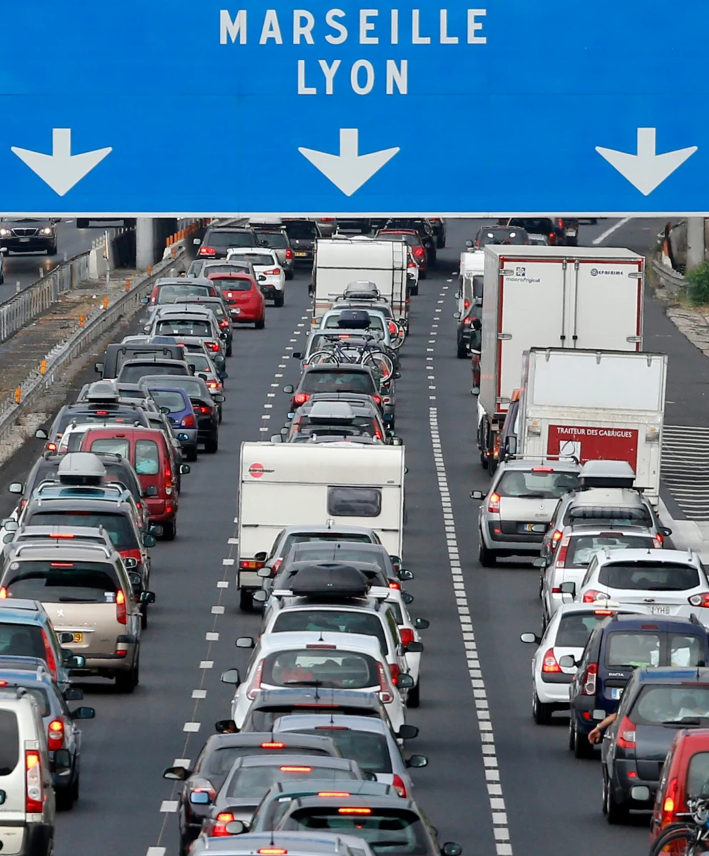 Rodzice zostawili swoją 3-letnią córeczkę na parkingu przy autostradzie i odjechali. Po dwóch godzinach jazdy, 150 kilometrów dalej usłyszeli komunikat w radiu – dopiero wtedy zorientowali się, że w samochodzie nie ma ich dziecka. 