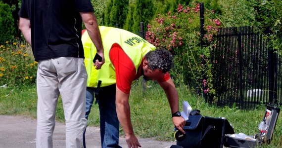 Jest prokuratorskie śledztwo w sprawie wczorajszej strzelaniny w Koszalinie. Wciąż poszukiwany jest jej sprawca. Prokuratura będzie chciała postawić mu zarzut usiłowania zabójstwa. Ofiara - 54-letni były zapaśnik - jest w szpitalu w stanie ciężkim. Przed jego domem policja znalazła trzy łuski. 