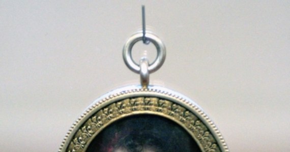 9 tysięcy funtów za kosmyk włosów - taką cenę na aukcji w Wielkiej Brytanii osiągnął medalion z włosami Napoleona Bonaparte.