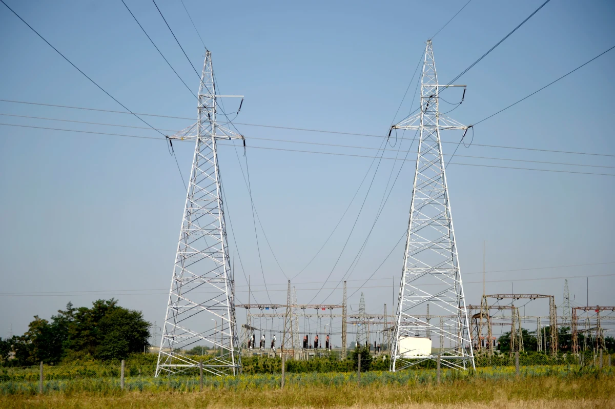 Długotrwale upały paraliżują polską energetykę. Rząd wprowadza ograniczenia w zużywaniu prądu. Do godziny 22 będzie obowiązywał 20 stopień zasilania. Polskie fabryki i zakłady produkcyjne muszą zwolnić obroty. Produkcję będzie musiało ograniczyć czasowo nawet 1600 przedsiębiorców. "Chcę zapewnić, że nie ma powodu do paniki" - oświadczyła premier Ewa Kopacz. "Mamy zbieżność skrajnie niekorzystnych zjawisk: pogodowych, hydrologicznych i wiatrowych" - stwierdził wicepremier i minister gospodarki Janusz Piechociński. 