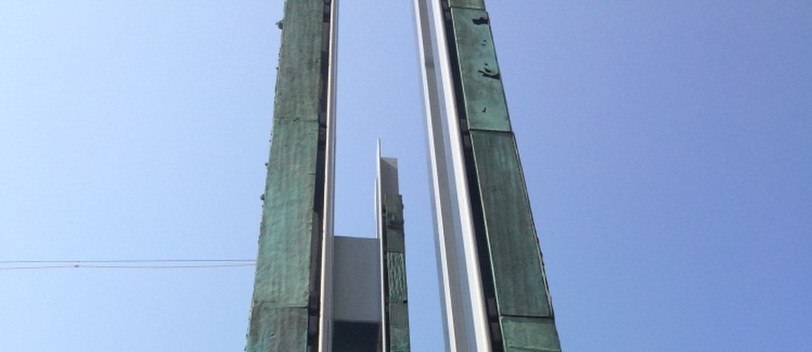 Od poniedziałku 10 sierpnia do niedzieli 16 sierpnia w stolicy będzie można usłyszeć marszowy krok i kroki przechodniów, czyli odgłosy okupowanej Warszawy. "Słyszysz, Mirów?" to udźwiękowienie Kładki Pamięci przy skrzyżowaniu ulic Żelaznej i Chłodnej, która symbolizuje przejście łączące w 1942 r. Małe i Duże Getto. "Jest przesyt obrazów. Myślę, że to będzie bardziej trafiać do ludzi, bo wpływa to na ich wyobraźnię" - mówi Wiktora Frydrych, autorka projektu.