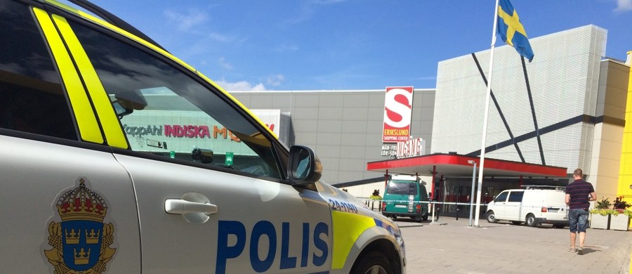 Dwóch mężczyzn zostało zatrzymanych po ataku w sklepie IKEA w Västerås w Szwecji. Od ciosów nożem zginęła 55-letnia kobieta i jej 28-letni syn. Policja twierdzi, że przypadkowi klienci sklepu zostali zaatakowani przez szaleńca.