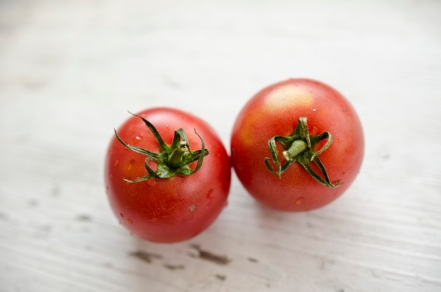 Sezon na pomidory trwa! Najlepiej smakują właśnie latem, zerwane prosto z krzaka. Można je jeść w wielu wariantach: świeże, faszerowane, w postaci keczupu, sosu, ze skórką lub bez. No właśnie… Czy wiecie, jak szybko obrać pomidory ze skórki? Jeśli nie, koniecznie zobaczcie nasz poradnik! 


 Jak obrać pomidory ze skórki? – dokładne wskazówki znajdziesz tutaj. Wejdź!


Polub "Zmysłowe smaki" na Facebooku!
