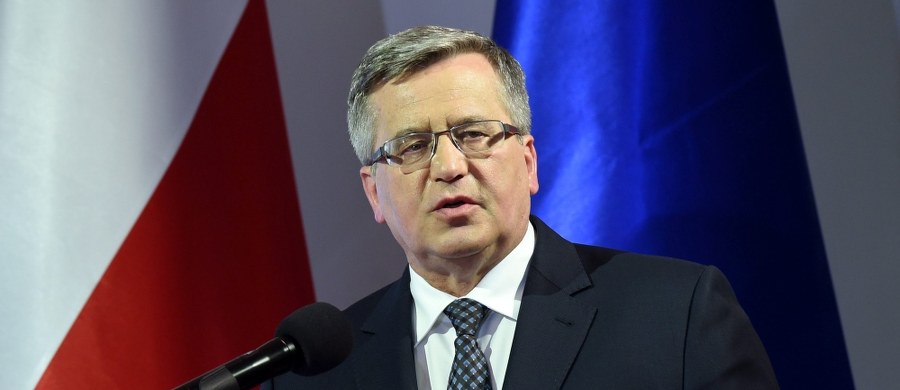 Ciąg dalszy afery wokół mszy w intencji Bronisława Komorowskiego odprawionej w warszawskim kościele sióstr wizytek w dniu zaprzysiężenia Andrzeja Dudy. Ks. Aleksander Seniuk tłumaczył się przed kardynałem Kazimierzem Nyczem z kontrowersyjnych przeprosin. Zapewnił, że "w żaden sposób nie chciał przeciwstawić się stanowisku wyrażonemu przez episkopat".