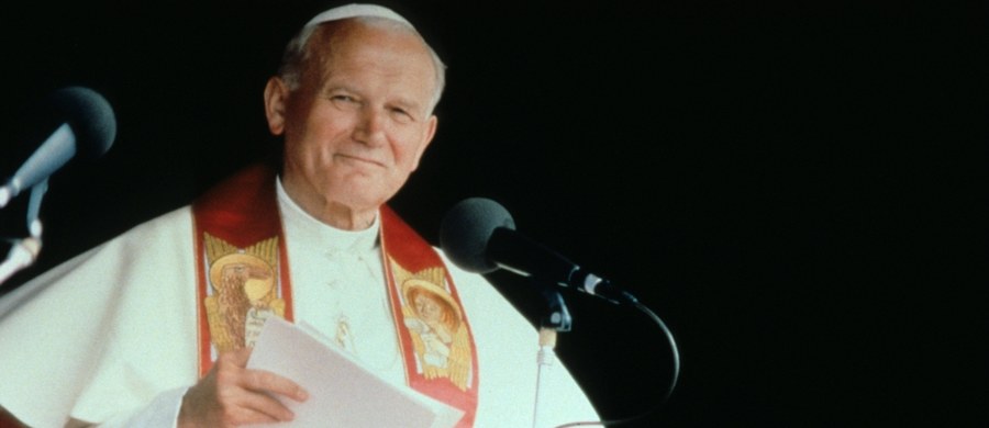 "The Times" pośmiertnie ekskomunikował Jana Pawła II - takie komentarze pojawiają się w brytyjskich mediach po wpadce słynnego dziennika. W artykule poświęconym słynnemu Polakowi znalazła się wzmianka, że był on "pierwszym od 450 lat niekatolickim papieżem". 