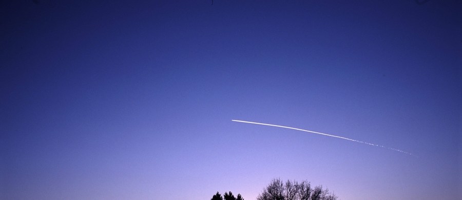 ​Deszcz meteorów spadnie dziś w nocy! To prawdziwa gratka dla fanów astronomii. Nie potrzeba do tego żadnego teleskopu czy lornetek. Wystarczy tylko cierpliwie wpatrywać się w niebo. "Używanie lornetek, czy teleskopów zawęzi nam bardzo pole widzenia i utrudni obserwację takich zjawisk, więc tym razem te instrumenty zostawiamy w szafkach" - mówi Karol Wójcicki z warszawskiego Centrum Nauki Kopernik.