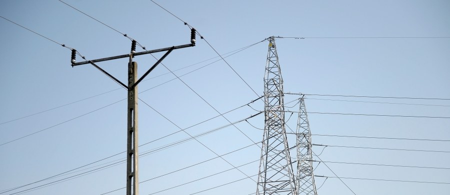 Mimo starań i zapowiedzi w nocy nie udało się uruchomić bloku elektrowni w Bełchatowie. Jego awaria robi się coraz bardziej skomplikowana. W związku z tym wprowadzono kolejne ograniczenia w dostawach i zużyciu prądu.