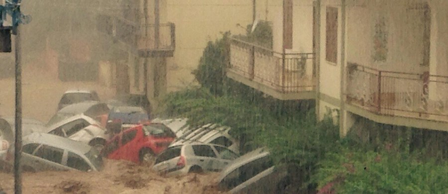 Jako dramatyczną opisują włoskie media i lokalne władze sytuację na wybrzeżu Kalabrii, gdzie gwałtowne nawałnice w nocy z wtorku na środę spowodowały podtopienia i ogromne szkody. W ciągu kilku godzin spadło tam 150 milimetrów deszczu.