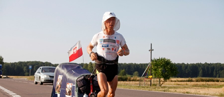 Ultramaratończyk ponownie zmienił zdanie i zdecydował, że wystartuje w greckich zawodach Spartathlon. Teraz przez Polskę i Europę biegnie w intencji... źle traktowanych psów. 