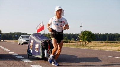 ​Porzucił psa, teraz zmienił zdanie. Dokąd biegnie Piotr Kuryło?