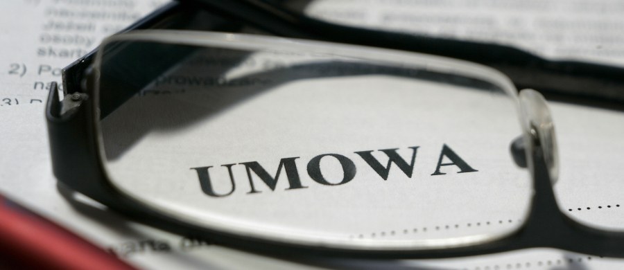 Umowy telekomunikacyjne pisane są w taki sposób, by nikt nie mógł ich zrozumieć – alarmuje Rada Języka Polskiego. Eksperci podkreślają, że w niektórych przypadkach zdania używane w takich dokumentach mają ponad 100 wyrazów, a do ich zrozumienia potrzeba doktoratu. O sprawie pisze piątkowa „Rzeczpospolita”. 