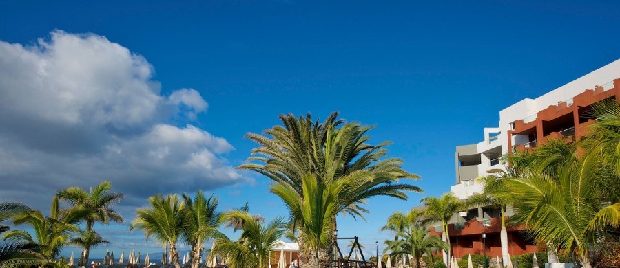 Brytyjscy turyści poskarżyli się na animatorów pięciogwiazdkowego hotelu w Icmeler w Turcji, którzy w przebraniu terrorystów z Państwa Islamskiego mieli upozorować atak na wypoczywających przy basenie. Wkroczyli z imitacją broni w ręku oraz z kanistrami wypełnionymi rzekomo benzyną - sześć tygodni po krwawej masakrze na plaży w Susie w Tunezji. Przerażeni wczasowicze zostali później poinformowani, że była to część "przedstawienia". 