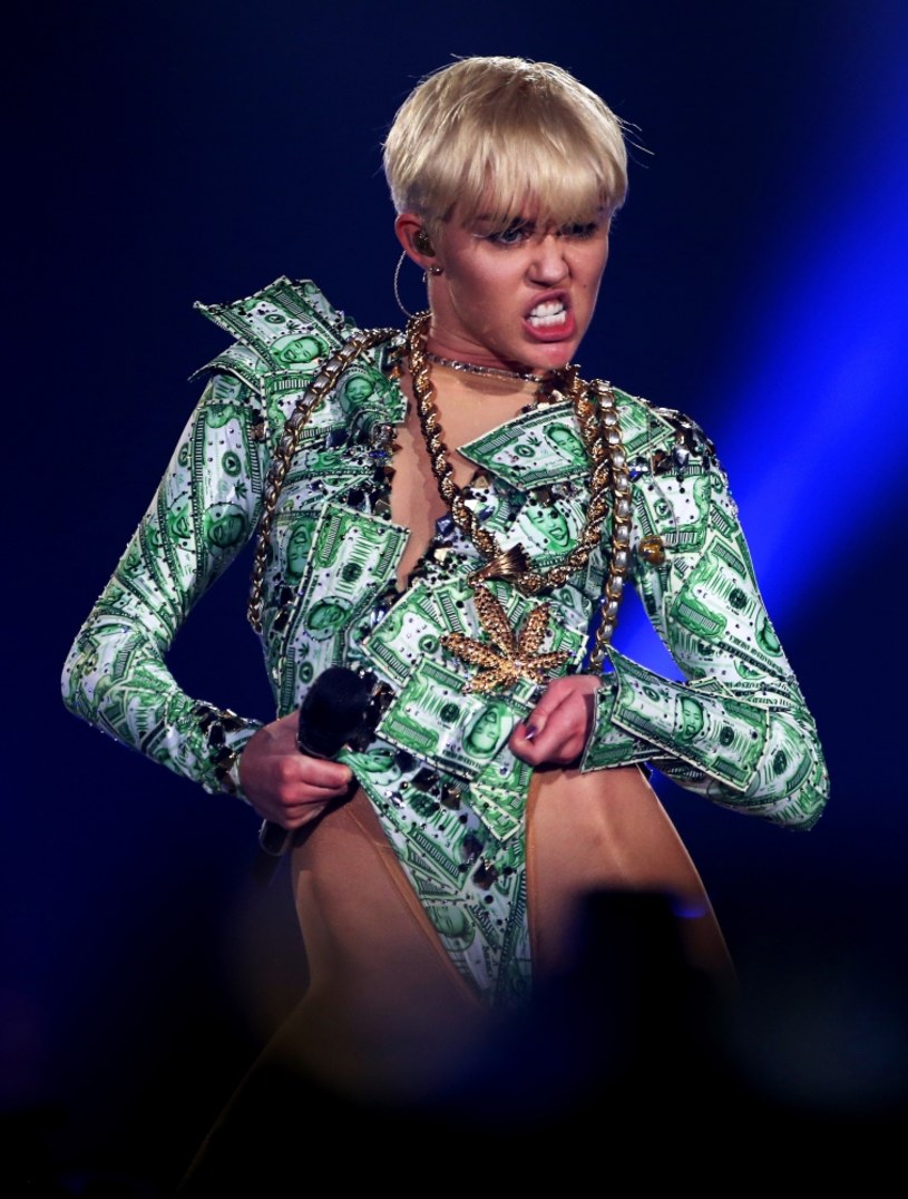 Miley Cyrus ujawniła, że okres nastoletni, kiedy grała w popularnym disneyowskim serialu "Hannah Montana", poskutkował u niej nieprawidłową budową ciała i atakami lęku. Jak twierdzi, szefowie telewizyjni mieli bardzo wysokie wymagania względem jej wyglądu. 