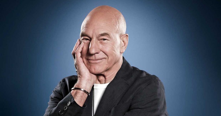 Patrick Stewart doczekał się pierwszej w karierze sceny ekranowego seksu.  75-letni aktor stracił dziewictwo na planie serialu "Blunt Talk" z młodszą od siebie o prawie 23 lata Elizabeth Sue.