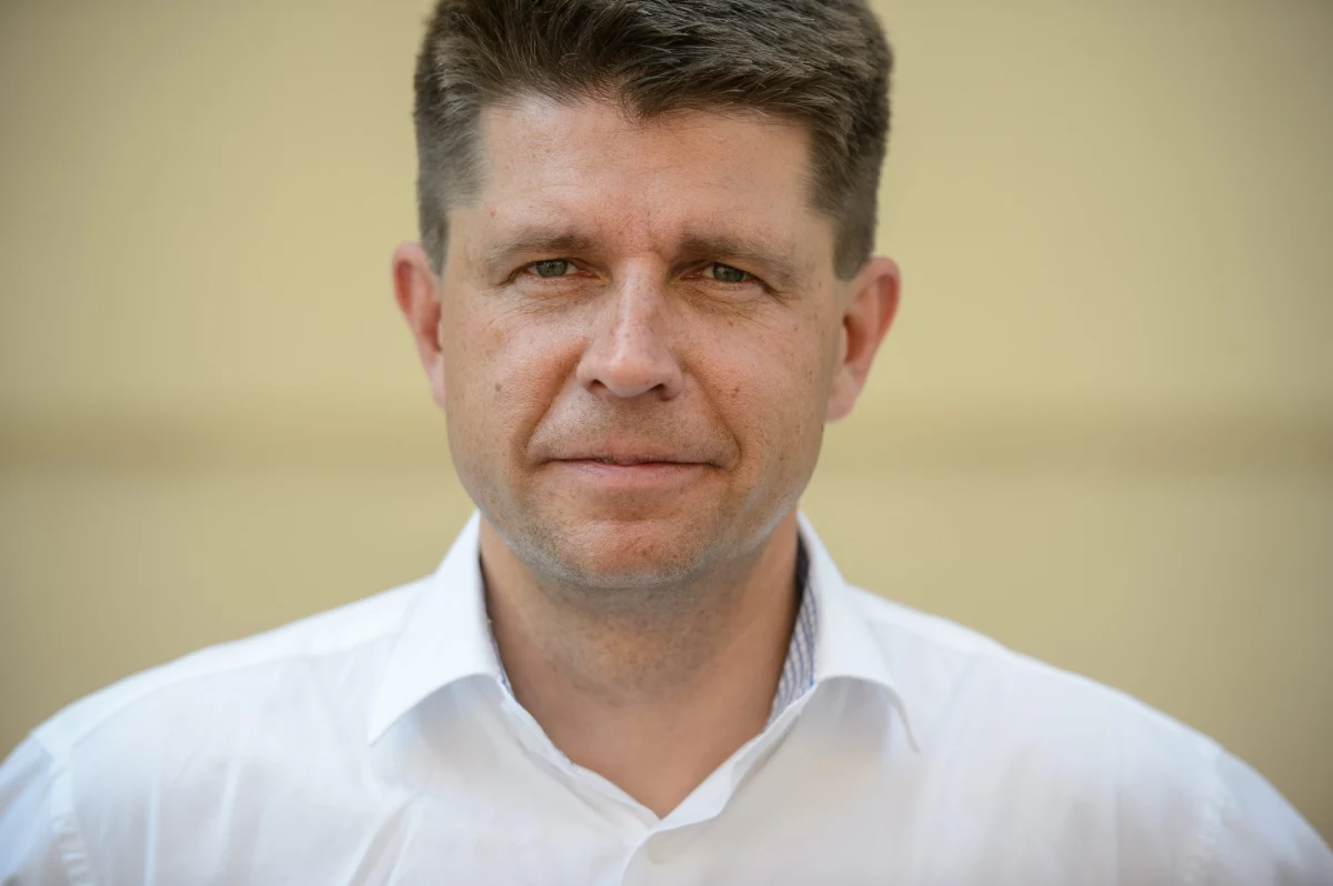 "Uważam, że propozycje składane przez PiS i prezydenta Andrzeja Dudę są nierealne i nieodpowiedzialne" - powiedział w rozmowie z dziennikarzami Interii Ryszard Petru, lider Nowoczesnej. "Mam nadzieję, że prezydent Duda poczuł odpowiedzialność za kraj - dodał. 