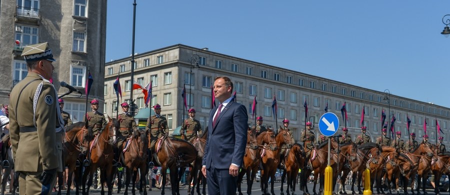 "Pokazujecie wielkość Polski, wszyscy jesteśmy z was ogromnie dumni” – powiedział prezydent Andrzej Duda do żołnierzy w Święto Wojska Polskiego. „Z dumą patrzą na was młodsze pokolenia Polaków i Polek, którzy, gdy zakończycie waszą służbę, zajmą wasze miejsce i dalej będą nieśli dumę polskiego oręża" – dodał. 