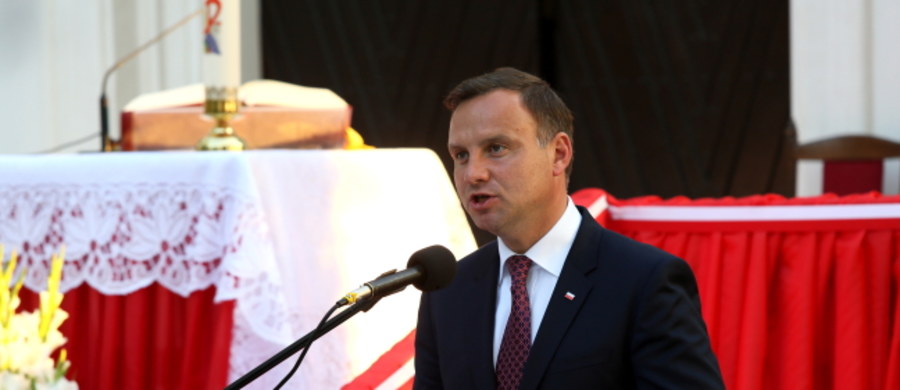 Wierzę w to głęboko, że jesteśmy w stanie odbudować Polskę silną - mówił prezydent Andrzej Duda w Radzyminie po uroczystej mszy świętej z okazji 95. rocznicy bitwy warszawskiej 1920 roku.  Wezwał do budowania dzisiaj - tak jak w 1920 r. - poczucia wspólnoty.