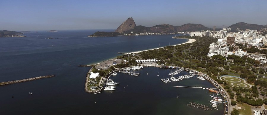 Międzynarodowa Federacja Żeglarska (ISAF) nie planuje przeprowadzać testów na obecność wirusów w akwenach w Rio de Janeiro, gdzie w 2016 roku odbędą się igrzyska olimpijskie. Wcześniej pojawiały się informacje, że woda w Zatoce Guanabara jest bardzo zanieczyszczona. W analizie opublikowanej 30 lipca przez AP stwierdzono, że w wodzie są duże ilości wirusów pochodzących z ludzkich odchodów. 