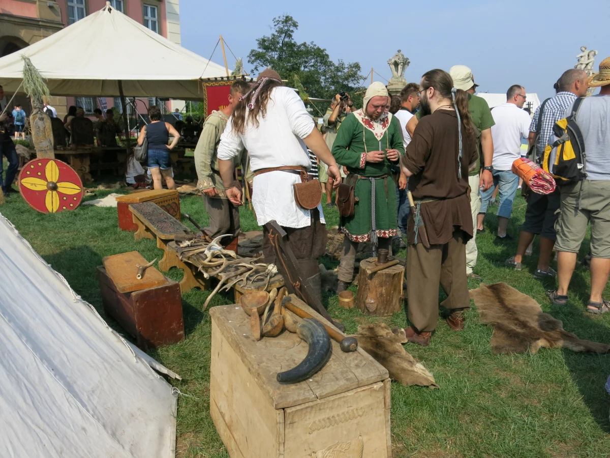 Tajemnice, niewyjaśnione zagadki, ukryte skarby, zrabowane dzieła sztuki, archeologia i zbrodnia. Jeśli pasjonują Cię takie historie, chciałbyś poznać nowe fakty, spotkać naukowców, wymienić doświadczenia, to nie mogło Cię zabraknąć na Dolnośląskim Festiwalu Tajemnic. Niedziela była ostatnim dniem festiwalu na Zamku Książ. 