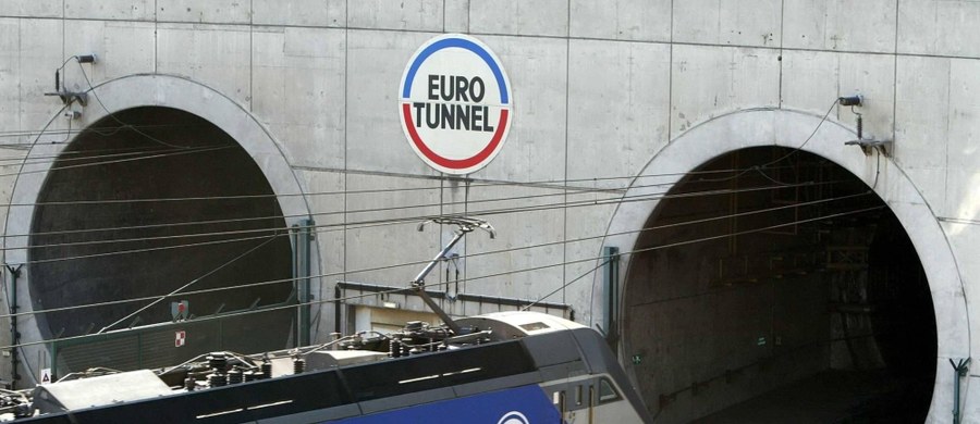 Spółka Eurotunnel, która zarządza połączeniem między Francją a Wielką Brytanią pod kanałem La Manche oświadczyła, że liczba imigrantów, którzy próbują nielegalnie przedostać się na teren terminalu w pobliżu Calais, spadła do 150 dziennie. Według Eurotunnelu wprowadzone środki bezpieczeństwa odnoszą skutek i przyniosły "znaczną poprawę" - podał portal BBC News.