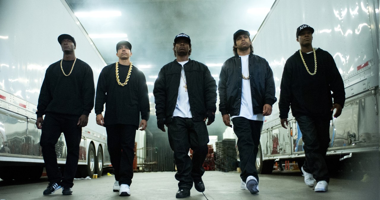 Mimo rasowych protestów, które w ostatnim czasie przetaczają się przez USA, studio Universal nie zrezygnowało z premiery biograficznego obrazu "Straight Outta Compton", który opowiada o życiu i twórczości członków legendarnej grupy N.W.A. Z marketingowego punktu widzenia była to bardzo dobra decyzja.