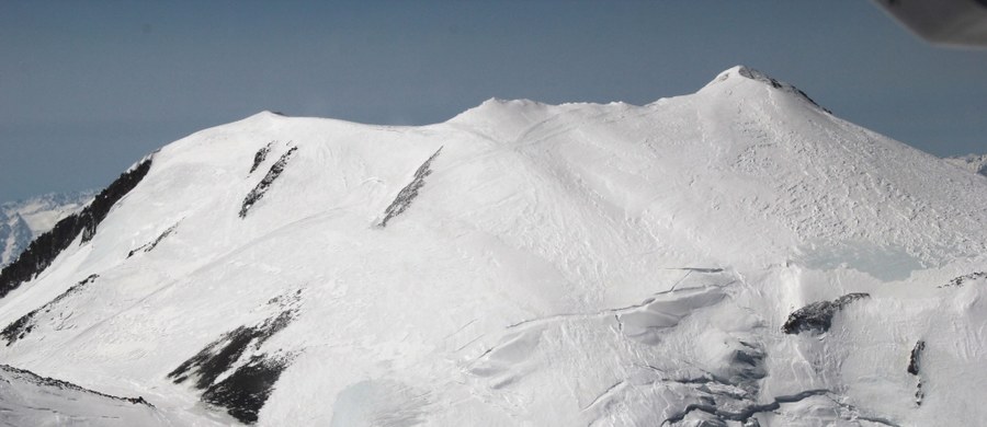 Na zachodniej ścianie Elbrusu, najwyższego szczytu Kaukazu, odnaleziono dwa, a nie jak wcześniej informowano trzy ciała turystów - dowiedział się reporter RMF FM Krzysztof Zasada. Według rosyjskich służb to zaginieni polscy alpiniści.