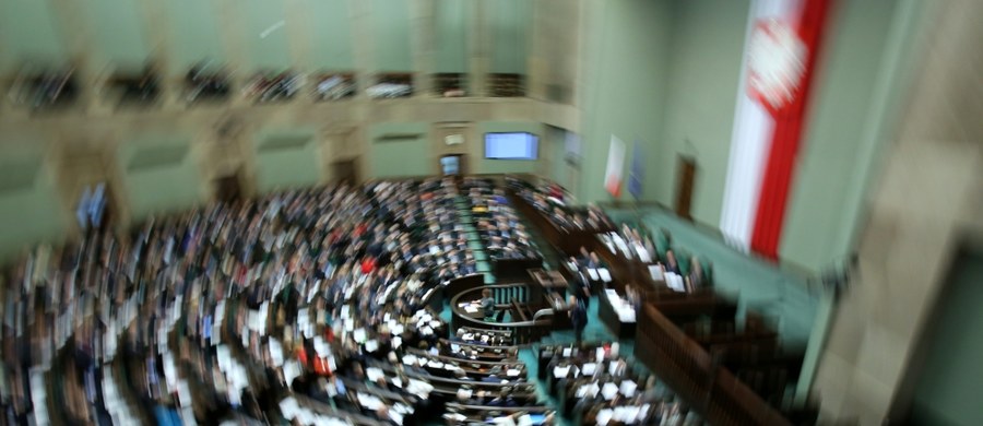 Gdyby wybory parlamentarne odbyły się w połowie sierpnia, zwyciężyłby PiS z wynikiem 41 proc. Na PO zagłosowałoby 22 proc. osób deklarujących udział w wyborach - wynika z najnowszego badania TNS Polska. Do Sejmu dostałby się także Ruch Kukiza z wynikiem 11 proc.