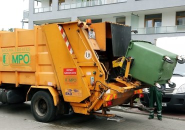 Warszawa: Zderzenie autobusu ze śmieciarką. 5 osób rannych