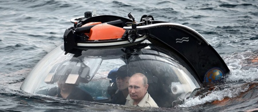 Rejs batyskafem był jednym z elementów wizyty Władimira Putina w bazie Floty Czarnomorskiej w Sewastopolu. Rosyjski prezydent obserwował spoczywający tam wrak statku z IX-X wieku.