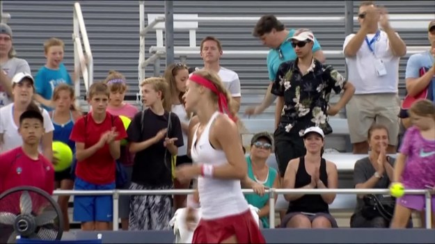 Agnieszka Radwańska przegrała 6:4, 3:6, 1:6 ze Słowaczką Anną Schmiedlovą w pierwszej rundzie tenisowego turnieju WTA w Cincinnati.