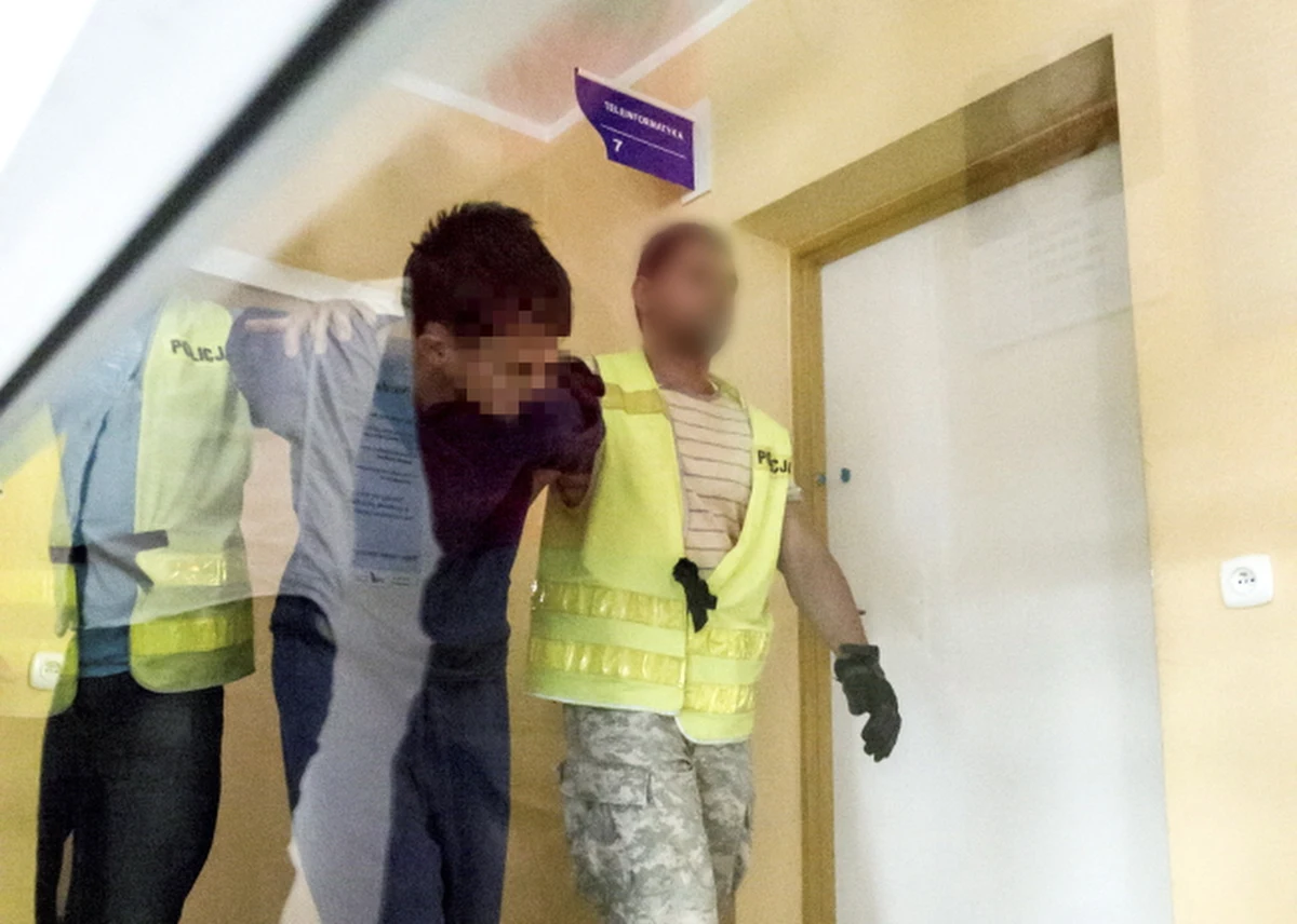 Czy policja w Kamiennej Górze zignorowała zgłoszenie o agresywnym mężczyźnie, który odwiedził miejscowy urząd pracy? Sprawę bada miejscowa prokuratura. 27-latek po wizycie w urzędzie poszedł do centrum miasta, gdzie siekierą zaatakował 10-latkę. 